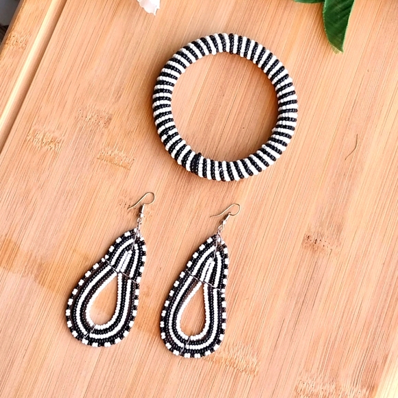 2PC Beautiful Kenyan Maasai Beaded Bracelet and Earrings Set - Picture 3 of 12